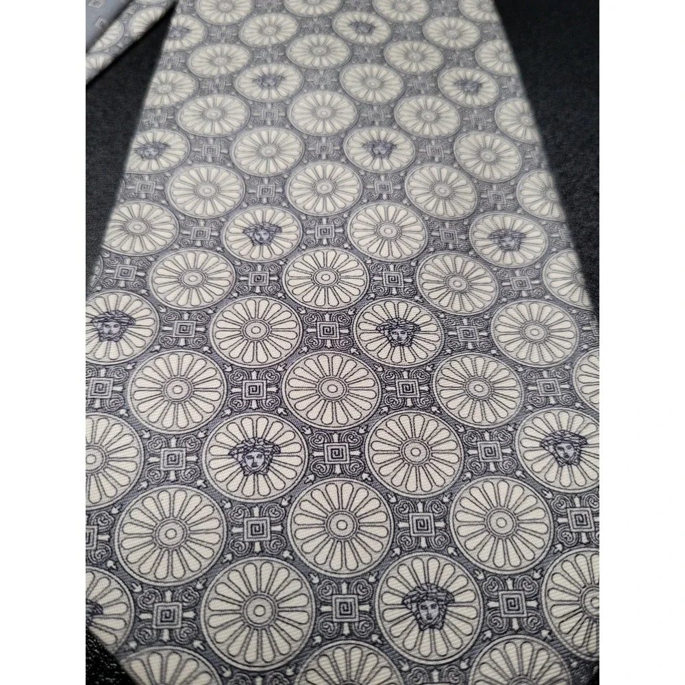 Versace Men's Necktie Grey Medallion Silk 3.75 x 58 Excellent